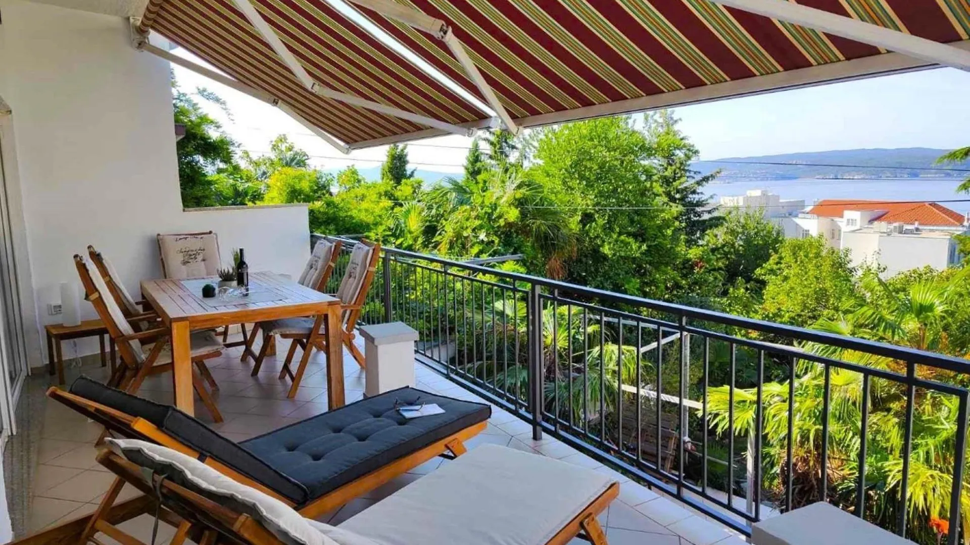 Bright And Spacious Stay With Private Parking In Crikvenica Apartment