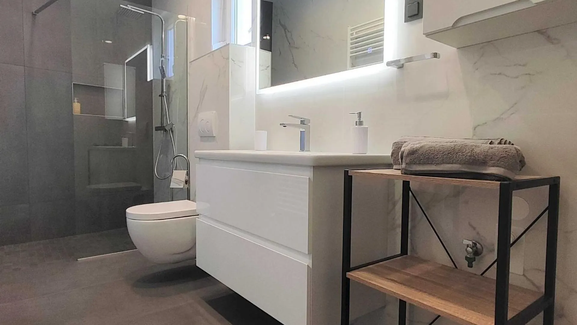 Apartment Bright And Spacious Stay With Private Parking In Crikvenica