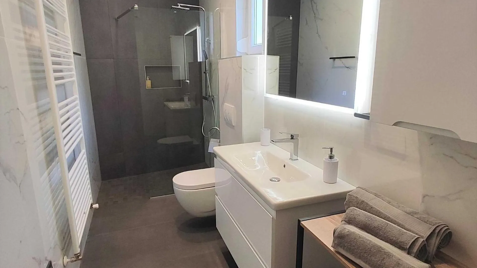 Bright And Spacious Stay With Private Parking In Crikvenica