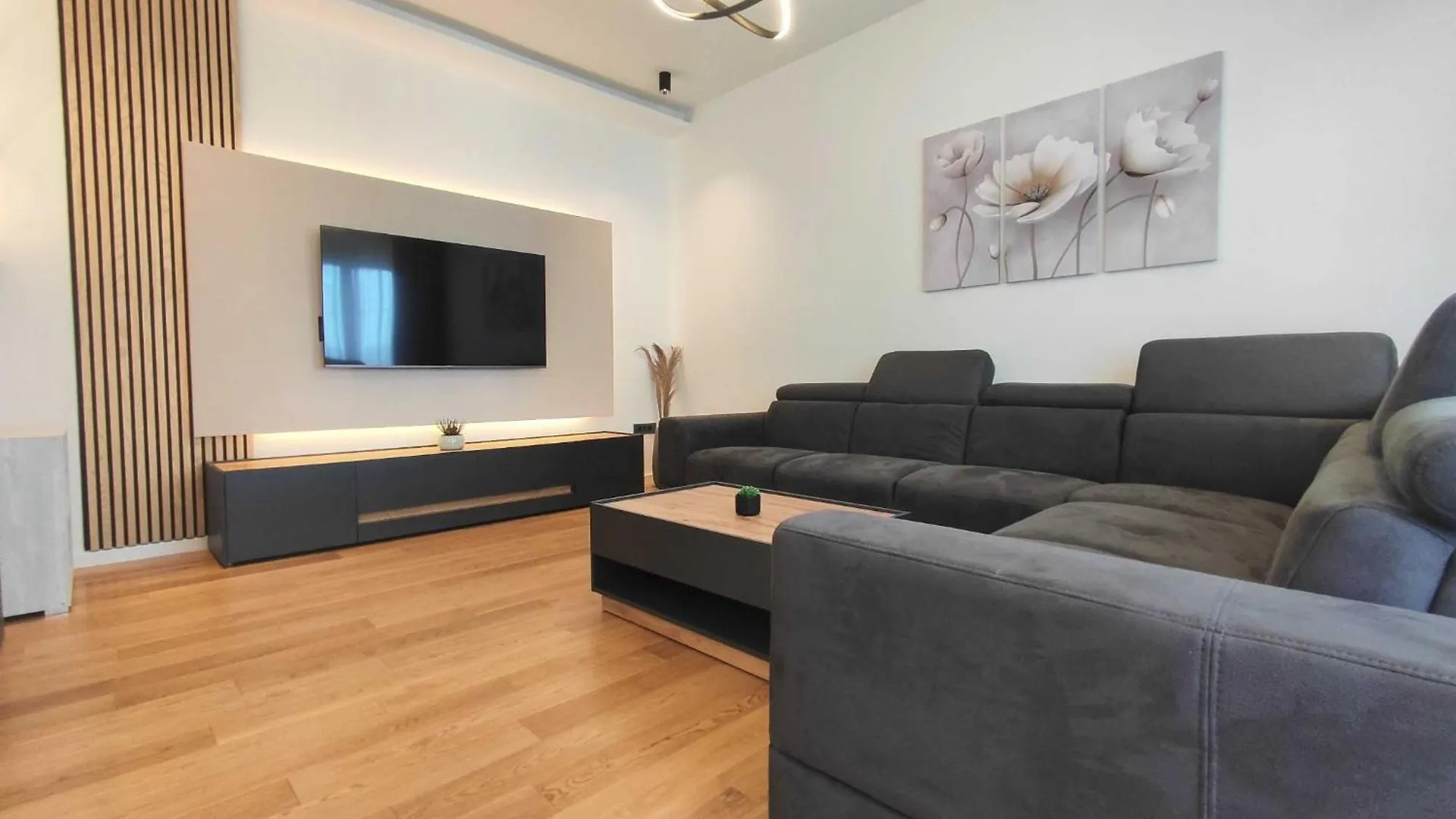 Bright And Spacious Stay With Private Parking In Crikvenica Lägenhet